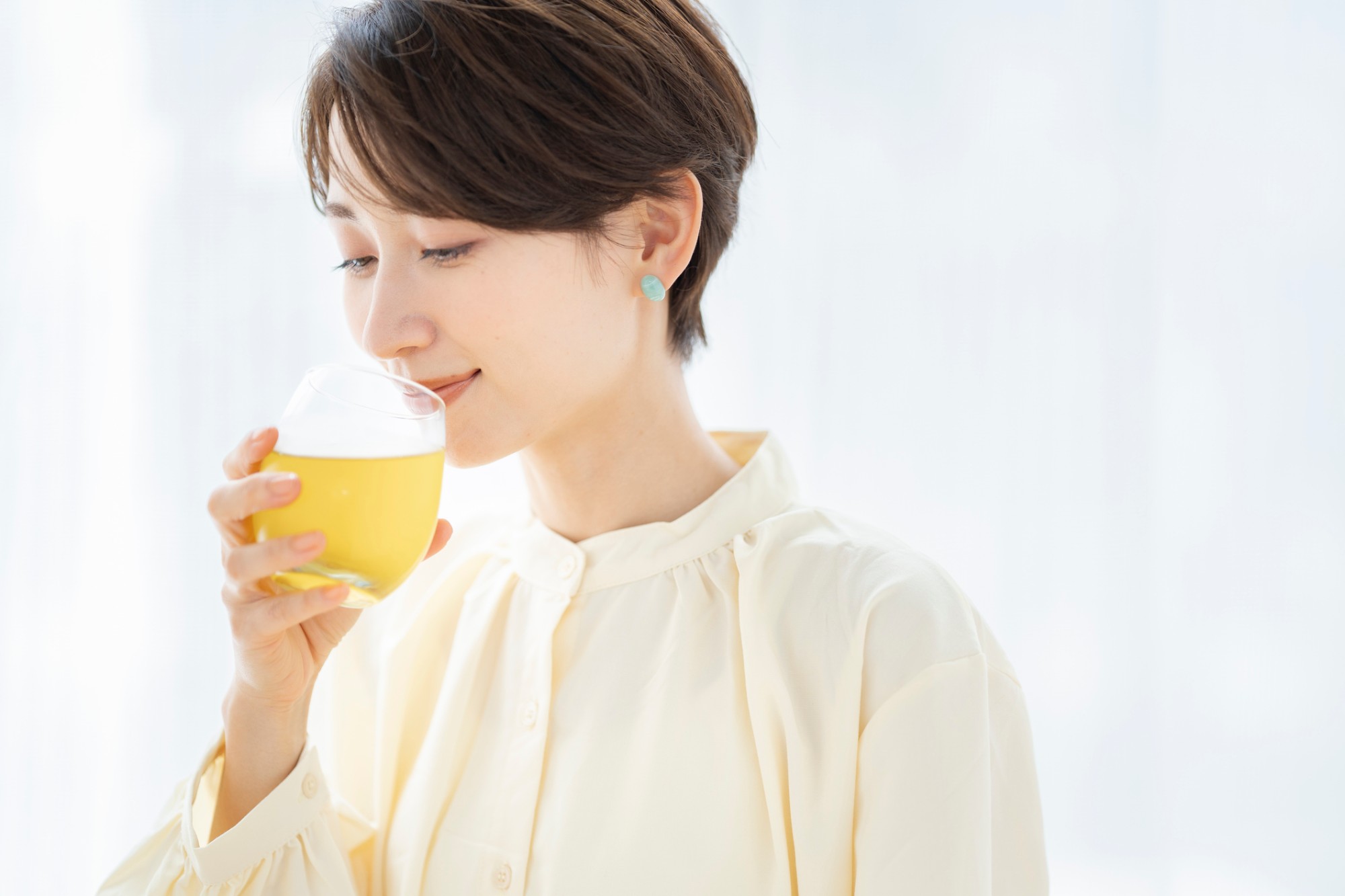 健康茶を飲む女性